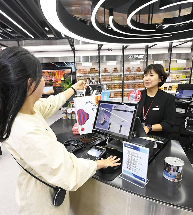 4일 서울 강서구 김포공항 국제선 롯데면세점에서 공항이용객이 바이오정보 결제 서비스를 이용해 면세품을 구매하고 있다. 한국공항공사
