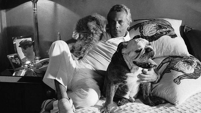 1970년대 자택에서 촬영된 아르마니의 사진