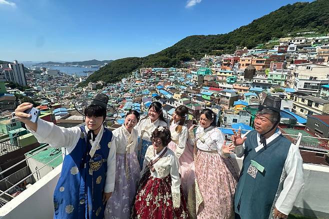 15일 오전 부산 사하구 감천문화마을을 방문한 대만 관광객 가족이 한복을 입고 기념촬영을 하고 있다.부산관광공사에 따르면 올해 1∼5월 부산 방문 외국인 관광객 수는 총 138만3천여명으로 지난해 같은 기간보다 23.7% 증가했다.지난 4월에는 외국인 관광객 동향 집계 이래 가장 빠른 속도로 연 누계 100만명을 돌파했다./김동환 기자
