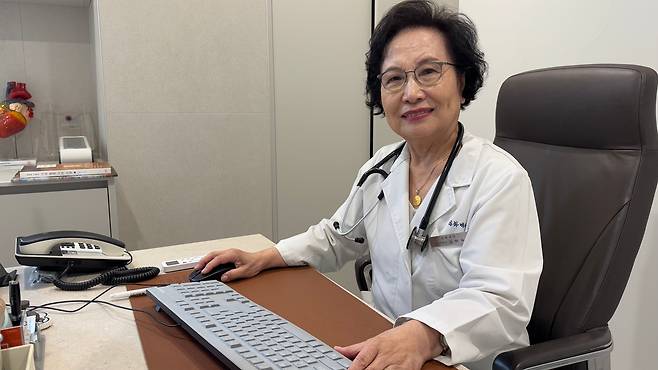 54년간 의사로 살아온 김화숙(79) 대한의사협회 고문이 이달 7일까지 서울 중구문화원 예원갤러리에서 첫 개인전을 연다. /김도균 기자