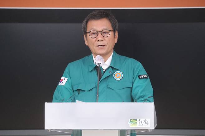 5일 강원 강릉시청 재난상황실에서 김홍규 강릉시장이 가뭄 대응 대책을 발표하고 있다./연합뉴스
