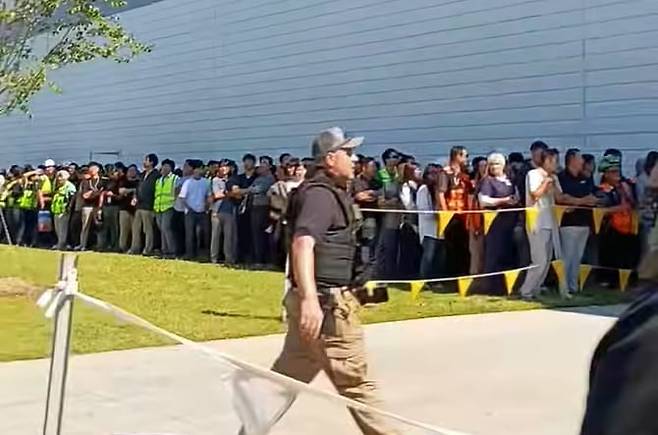 현지 시각 4일 미국 조지아주 브라이언 카운티에 위치한 현대차와 LG에너지솔루션의 배터리 합작 공장 건설 현장에 미국 이민세관단속국(ICE) 이 들이닥쳐 작업을 중지시키고 불법이민자 단속을 하고 있다./페이스북