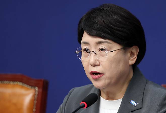 김선민 조국혁신당 대표 권한대행 등 지도부가 5일 서울 여의도 국회에서 당내 성비위 및 직장 내 괴롭힘 사건과 관련해 발언하고 있다. 2025.09.05. 뉴시스