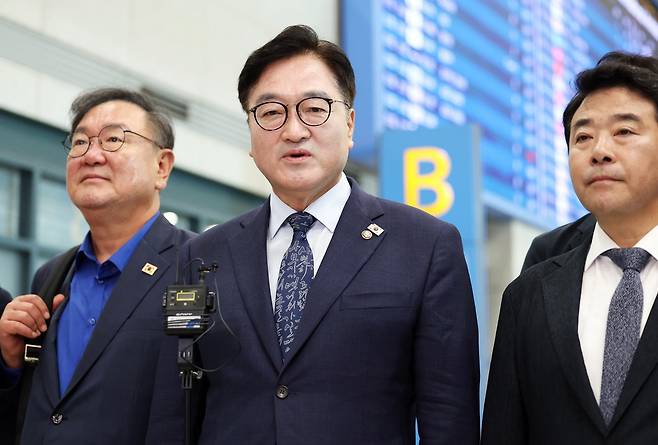 3박 4일간의 중국 전승절 행사 참석 일정을 마친 우원식 국회의장이 5일 인천공항을 통해 귀국하며 취재진에게 방중 성과를 설명하고 있다. 뉴스1