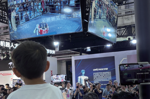 G1의 격투기 경기를 보기 위해 관람객이 모여 있다. /사진 이은영 기자