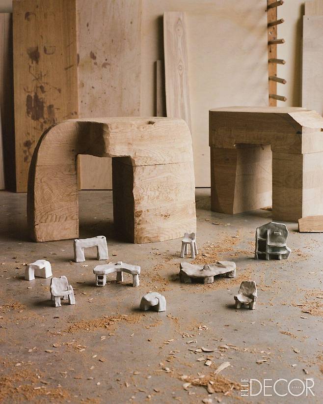 〈아상블라주 7: 로스트 앤 파운드〉를 위한 마케트와 실물 크기로 제작 중인 오브제의 제작 과정.