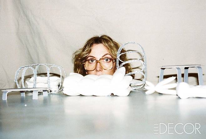 타키니(Tacchini)의 ‘코스믹(Cosmic)’ 컬렉션 발표에 앞서 제작한 마케트들 사이에서 어린아이처럼 호기심 가득한 눈빛의 파예 투굿.