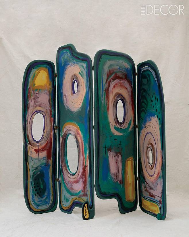 <루시드 드림>에 함께 전시된 ‘팔레트 스크린(Palette Screen)’와 ‘조니 플로어 라이트(Johnny Floor light)’.