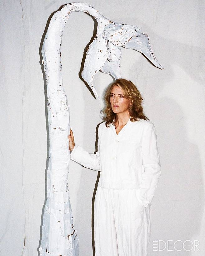 ‘2025 메종 & 오브제’에서 올해의 디자이너(Designer of the Year)로 선정된 파예 투굿과 카드보드 플라워 형태의 설치미술 작품.