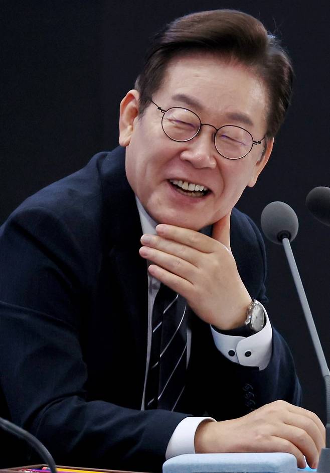 이재명 대통령이 5일 인천 송도 컨벤시아에서 열린 바이오 혁신 토론회에서 밝게 웃으며 참가자 발언을 듣고 있다. 사진=연합뉴스