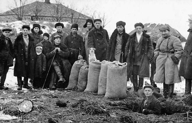 1930년대 초 우크라이나의 한 농가에서 식량 징발단이 땅속에 파묻어 숨긴 곡물을 찾아냈다. 글항아리 제공