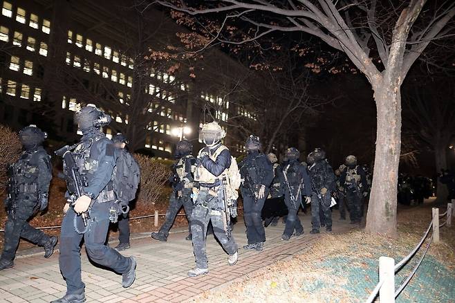 국회가 비상계엄 해제요구안을 의결한 2024년 12월4일 새벽 군 병력이 국회에서 철수하고 있다. 연합뉴스