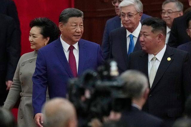 김정은(오른쪽) 북한 국무위원장과 시진핑 중국 국가주석이 3일(현지시간) 중국 베이징의 톈안먼 광장에서 열린 '중국 인민 항일 전쟁 및 세계 반파시스트 전쟁 승리(전승절)' 80주년 기념 열병식 참석 이후 연회장으로 향하고 있다. 베이징=AP 뉴시스