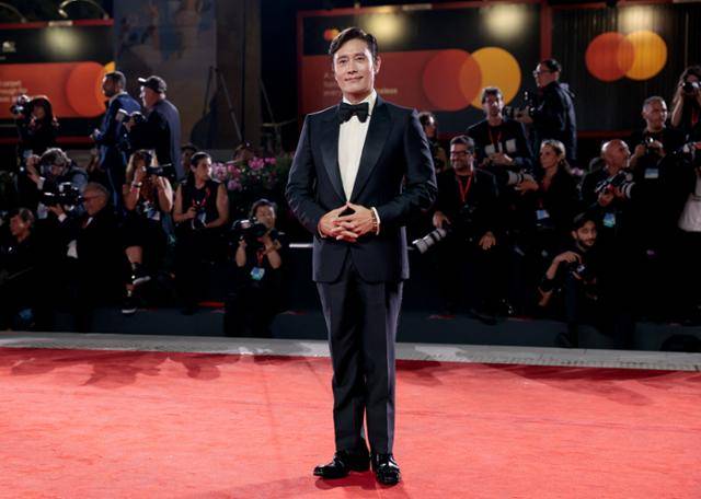 배우 이병헌이 지난달 29일 이탈리아 베니스 리도섬에서 열린 제82회 베니스국제영화제 '어쩔수가없다' 공식 상영회에 앞서 레드카펫에 서서 사진 촬영에 응하고 있다. 베니스=로이터 연합뉴스