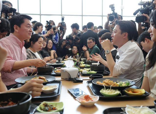 5월 21일 이준석(오른쪽 세 번째) 당시 개혁신당 대선 후보와 안철수(왼쪽 세 번째) 국민의힘 의원이 경기 성남시 가천대 글로벌캠퍼스에서 학생들과 식사하며 대화하고 있다. 연합뉴스