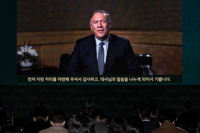2022년 11월 '미국·중국 간 대립과 한국의 선택'을 주제로 열린 '코라시아 포럼 2022'에 참석한 마이크 폼페이오 전 미 국무장관이 안호영 전 주미대사와 미국 정부의 외교 방향에 대해 대담하고 있다. 이한호 기자