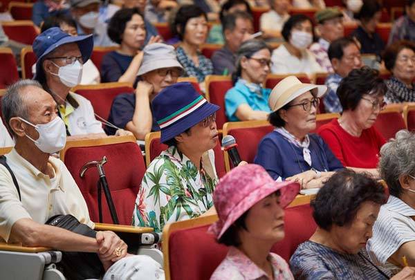 헬스조선 건강콘서트 건강똑똑 토크쇼에서 한 청자가 질문을 하고 있다./사진=신지호 기자