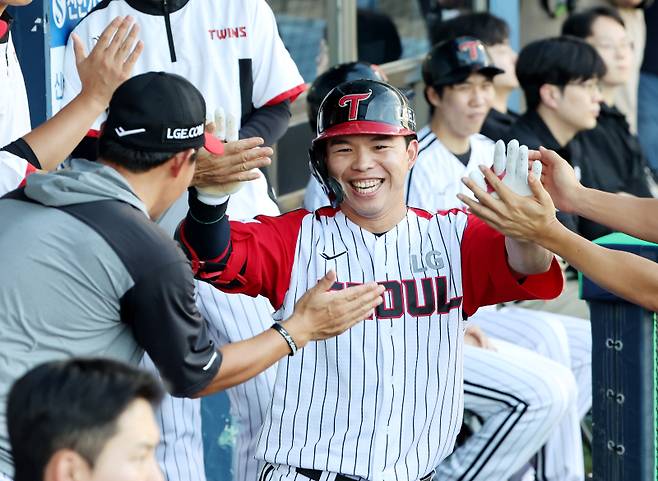 2025 KBO리그 프로야구 LG트윈스와 롯데자이언츠의 경기가 20일 오후 서울 잠실야구장에서 열렸다. 1회말 1사 문성주가 동점을 만드는 솔로홈런을 치고 홈인해 동료들의 축하를 받고 있다. 잠실=김민규 기자 mgkim1@edaily.co.kr /2025.07.20/