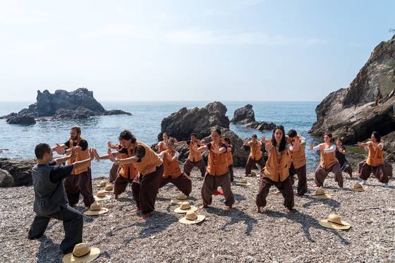 경주 골굴사 템플스테이 참가자들이 전촌항 사룡굴 해변에서 선무도 수련에 나섰다. 골굴사는 한국 불가 고유 무술인 선무도를 체험할 수 있는 사찰로 유명하다. 1992년부터 체험 프로그램을 운영하고 있다. 참가자 대부분이 외국인이다.