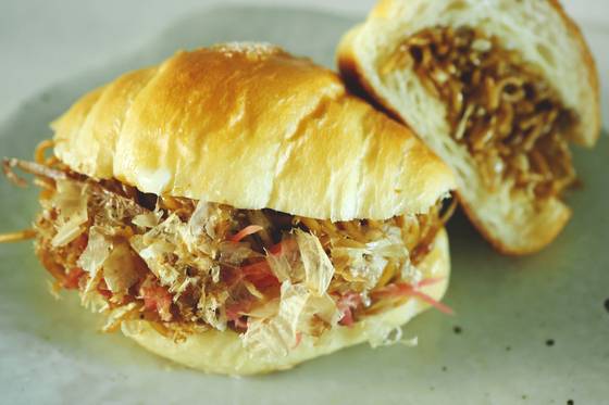 제철 우엉을 넣은 야키소바 소금빵. 사진 염혜민