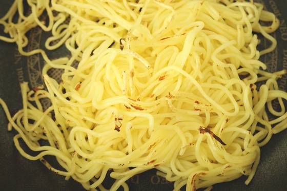 야키소바는 삶은 면에 채소와 고기 등을 넣어 볶아낸 일본식 볶음 요리로, 볶을 때 앞뒤로 구워야 노릇한 식감을 살릴 수 있다. 사진 염혜민