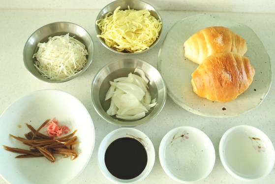 우엉 야키소바 소금빵의 재료. 사진 염혜민