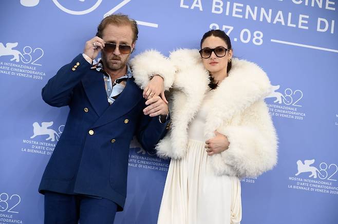 '제82회 베니스 국제영화제' 포토콜 무대에 선 영화 '모터 시티'의 배우 벤 포스터(왼쪽)와 쉐일린 우들리. /베니스국제영화제