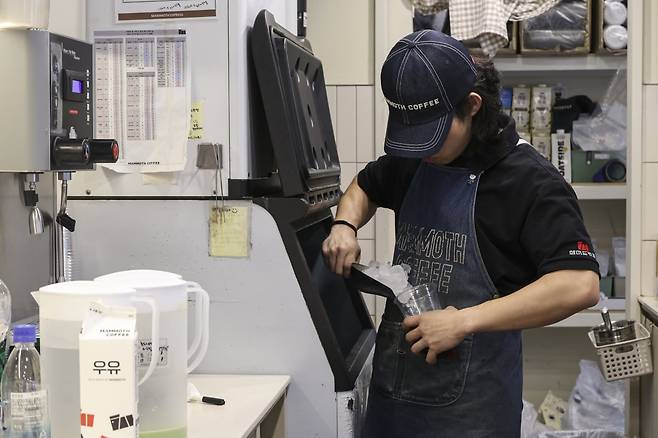서울 시내 한 프랜차이즈 카페에서 아르바이트생들이 일을 하고 있다./2025.8.11 임형택 기자