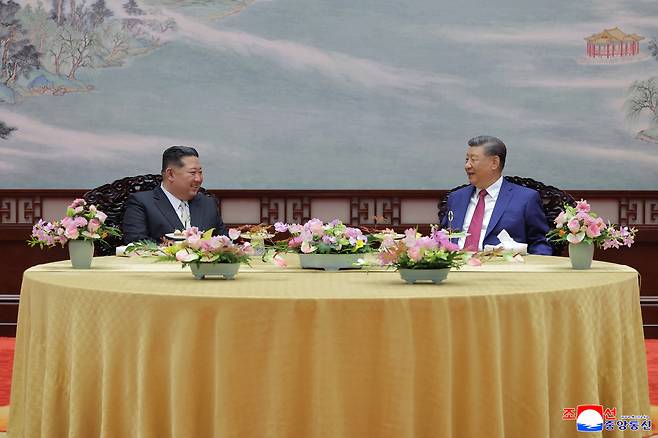 전승절 80주년 열병식 참석을 위해 중국을 방문한 김정은 북한 국무위원장이 4일 오후 시진핑 중국 국가주석과 양자회담을 개최했다고 조선중앙통신이 5일 이에 대해 보도했다. 연합뉴스