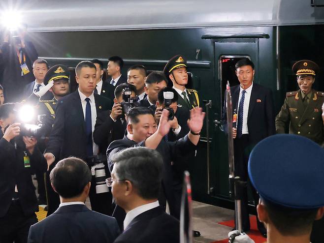 전승절 80주년 열병식 참석을 위해 중국을 방문한 김정은 북한 국무위원장이 4일 오후 시진핑 중국 국가주석과 양자회담 후 전용열차로 베이징을 출발했다고 조선중앙통신이 5일 보도했다. 연합뉴스