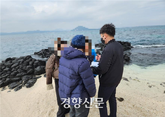제주자치경찰이 중국인 관광객을 대상으로 한 불법 관광영업 행위를 단속하고 있다. 제주자치경찰 제공