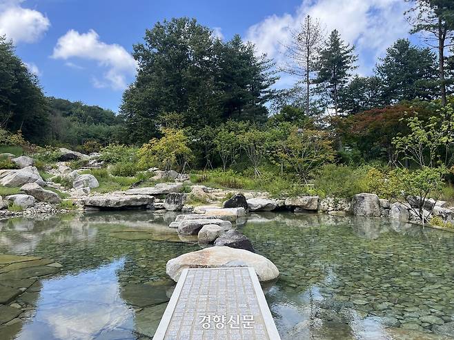건축가 승효상이 설계한 현대적 건물과 어우러져 차분한 울림을 전하는 연못 ‘옥연’.