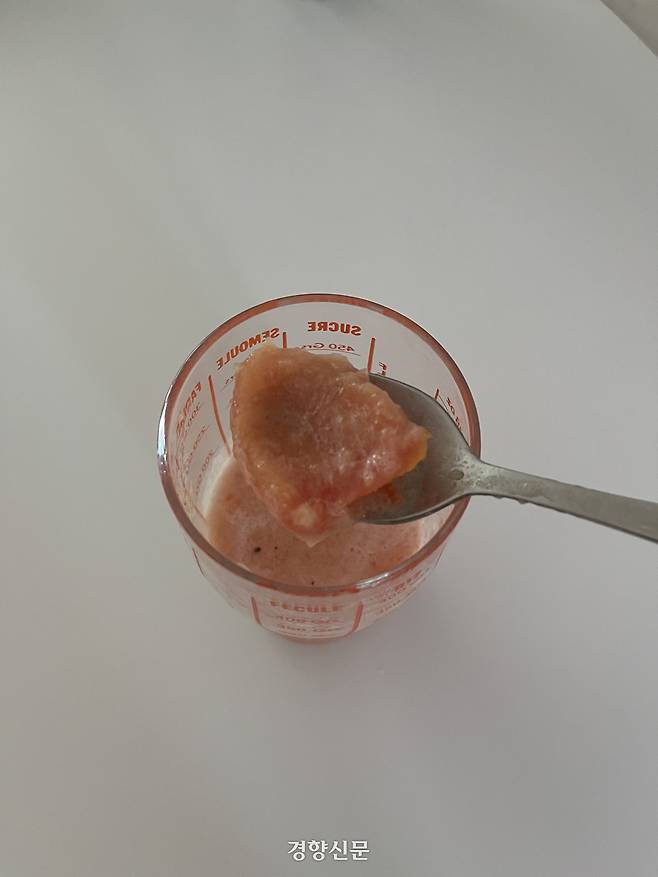 유행가 후크처럼 반복되는 ‘갈갈갈갈’ 소음에 헛웃음이 나다 힘없이 허우적거리는 모습에 한숨이 교차했다. 1만원에 사고 돌아서니 8천원 되는 마법.