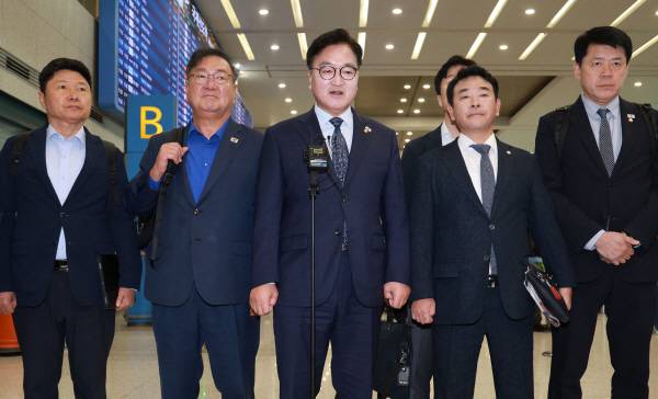 중국 순방을 마친 우원식 국회의장이 5일 인천국제공항을 통해 귀국, 취재진 질문에 답하고 있다. 연합뉴스