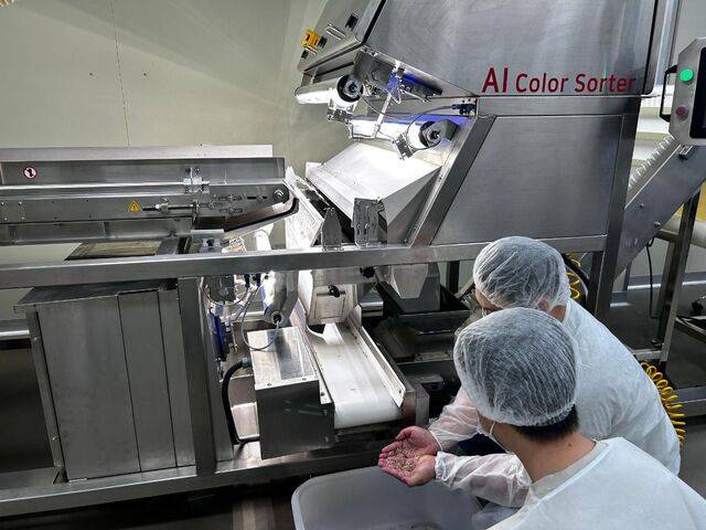 김규헌 삼호씨푸드 대표(오른쪽)와 이쌍진 롯데마트 수산 MD가 지난 3일 경남 통영시 삼호씨푸드 멸치 공장에서 인공지능(AI) 광학 선별기를 이용한 멸치 선별 공정을 설명하고 있다. 지난 3월부터 AI를 활용하면서 양품과 불량품을 선별하는 작업 속도가 기존 대비 20% 빨라졌다.