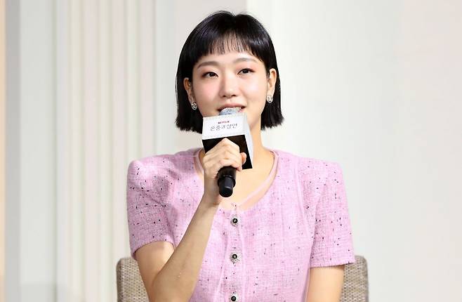 배우 김고은이 5일 오전 서울 중구 앰버서더 서울 풀만 호텔에서 열린 넷플릭스 시리즈 '은중과 상연' 제작발표회에서 인사말을 하고 있다. 뉴시스