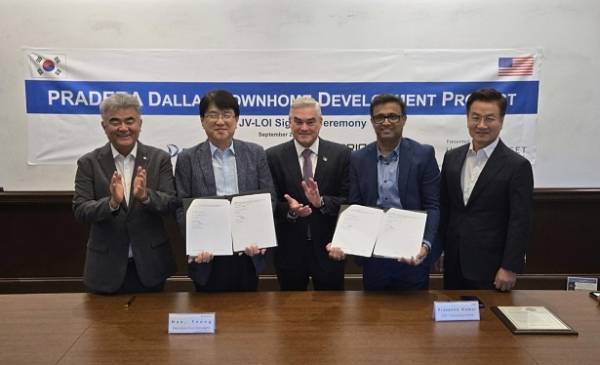 (왼쪽부터) 정원주 대우건설 회장, 한승 대우건설 해외사업단장, 데이비드 브리스톨 프로스퍼 시장, 프라사나 쿠마르 오리온 리 캐피탈 CEO, 전유훈 한강에셋자산운용 총괄대표가 기념촬영을 하고 있다. 대우건설 제공