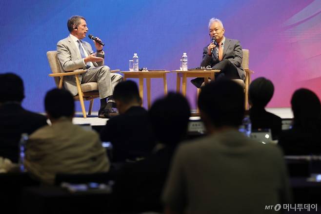 백용호 GK인사이츠 이사장(오른쪽)과 네이탄 로젠버그 인시그니엄 공동창업자 겸 대표가 4일 중구 웨스틴 조선 서울에서 GK인사이츠와 머니투데이 공동주최로 열린 '글로벌코리아인사이츠포럼'에서 '기업문화의 글로벌화'에 대한 대담을 하고 있다. /사진=이기범 기자 leekb@