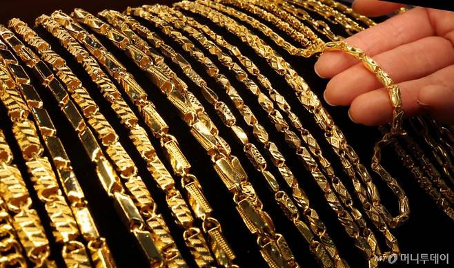 (서울=뉴스1) 장수영 기자 = 국제 금값이 최고치를 경신한 4일 오후 서울 종로구 한국주얼리금거래소에서 직원이 금 제품을 들어보이고 있다. 미국시간 기준 3일 오후 금 선물 가격은 온스당 3639달러까지 치솟으며 지난 5거래일 기준으로 7.11%, 올 들어서 39.27%올랐다. 최근 국제 금값이 오르는 이유는 미 연준의 9월 금리 인하 가능성 급증과 채권보다 금을 안전자산으로 인식하는 경향이 커짐에 따른 것으로 분석된다. 2025.9.4/뉴스1 Copyright (C) 뉴스1. All rights reserved. 무단 전재 및 재배포, AI학습 이용 금지. /사진=(서울=뉴스1) 장수영 기자