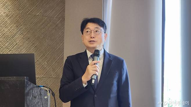 이광웅 대한간이식학회 회장(서울대병원 외과 교수)이 4일 열린 기자간담회에서 간 이식 수술의 현황과 문제점을 설명하고 있다. /사진=정심교 기자