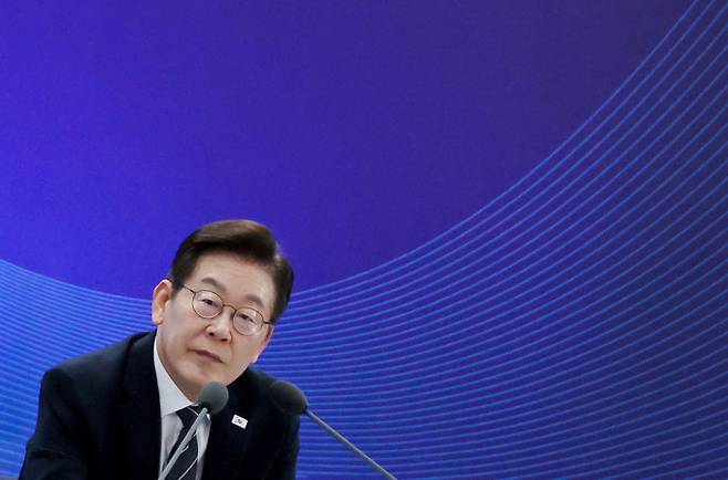 이재명 대통령이 포르투갈 리스본 전동 케이블 전차인 푸니쿨라의 탈선 사고로 한국인 2명이 사망한 비보를 접하자 "자신의 페이스북에 비통함을 감출길 없다. 전차 탈선 사고로 유명을 달리하신 우리 국민과 희생자분들의 명복을 빈다"고 밝혔다. 사진은 5일 이재명 대통령이 인천 송도 컨벤시아에서 열린 바이오 혁신 토론회에서 참석자 발언을 듣고 있는 모습. /사진=뉴시스(대통령실통신사진기자단)