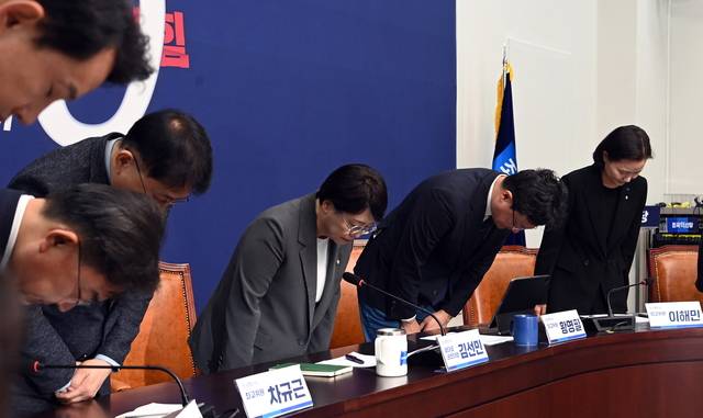 조국혁신당 고개 숙였지만… : 김선민(오른쪽 세 번째) 조국혁신당 대표 권한대행이 5일 오전 국회에서 열린 지도부 기자간담회에서 당내 성 비위 사건과 관련해 고개 숙여 사과하고 있다. 곽성호 기자