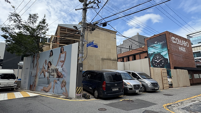 지난 4일 서울 강남구 도산공원 인근 거리에 글로니와 해밀턴 입점을 위한 공사가 진행 중이다. 박연수 기자