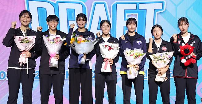 5일 서울 강서구 메이필드 호텔에서 열린 2025-2026 KOVO 여자 신인 선수 드래프트에서 1라운드 지명 선수들이 기념촬영을 하고 있다. 왼쪽부터 1순위 한국도로공사 이지윤, 2순위 페퍼저축은행 김서영, 3순위 기업은행 하예지, 4순위 GS칼텍스 최윤영, 5순위 현대건설 이채영, 6순위 페퍼저축은행 정솔민, 7순위 정관장 박여름. 연합뉴스
