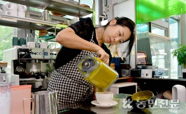 정수인 대표가 카페 대표 메뉴인 단호박크림라테를 만들고 있다.