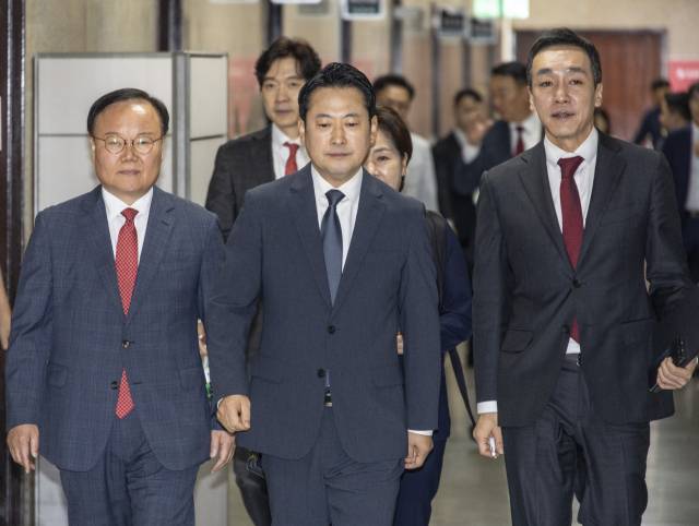 ▲국민의힘 장동혁 대표(가운데)와 김민수(앞줄 오른쪽), 김재원 최고위원(앞줄 왼쪽)을 비롯한 최고위원과 당 관계자들이 3일 국회에서 긴급 최고위원회 회의를 위해 이동하고 있다. ⓒ연합뉴스