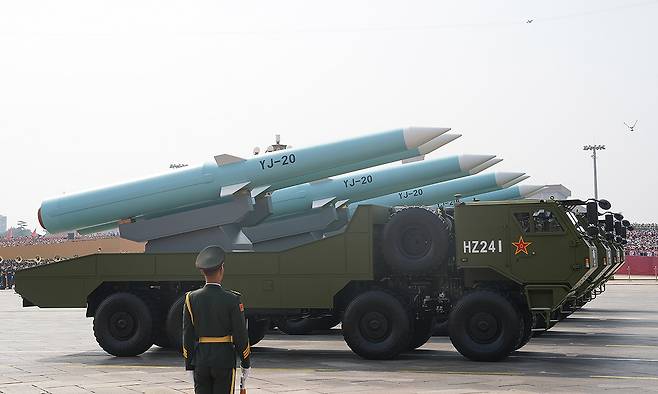 중국의 대함 유도무기 YJ-20이 지난 3일 베이징 텐안먼 광장에서 열린 제2차 세계대전 승전 80주년 열병식에서 행진을 하고 있다. 신화·연합뉴스