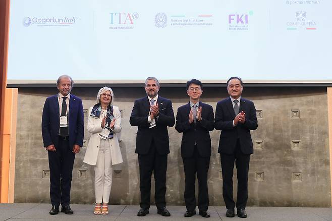 박종원 산업통상자원부 통상차관보(왼쪽 네 번째)와 정철 한국경제인협회 연구총괄대표 겸 한국경제연구원장( 〃 다섯 번째)을 비롯한 내빈들이 5일 소공동 롯데호텔에서 열린 ‘한·이탈리아 비즈니스 포럼’에 참석해 기념촬영을 하고 있다. 왼쪽부터 이사 마시모 페로 이탈리아무역공사(ITA) 사장, 에밀리아 가토 주한 이탈리아 대사, 발렌티노 발렌티니 이탈리아 기업·제조부 차관, 박 차관보, 정 원장. 한경협 제공