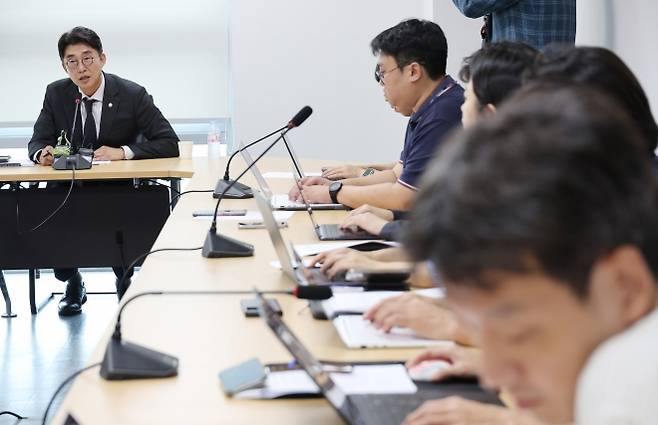 더불어민주당 언론개혁특별위원회 기자설명회 - 더불어민주당 국민주권언론개혁특별위원회 간사인 노종면(왼쪽) 의원이 5일 국회 의원회관에서 열린 언론중재법 개정 관련 주요 논의 내용 설명 기자설명회에서 발언하고 있다. 2025.9.5