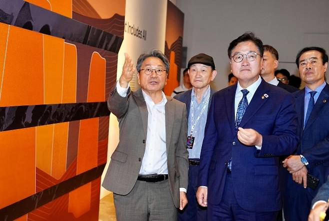 우원식 국회의장과 강기정 광주시장이 5일 광주디자엔비엔날레 전시관을 찾아 함께 관람하고 있다. 광주광역시 제공